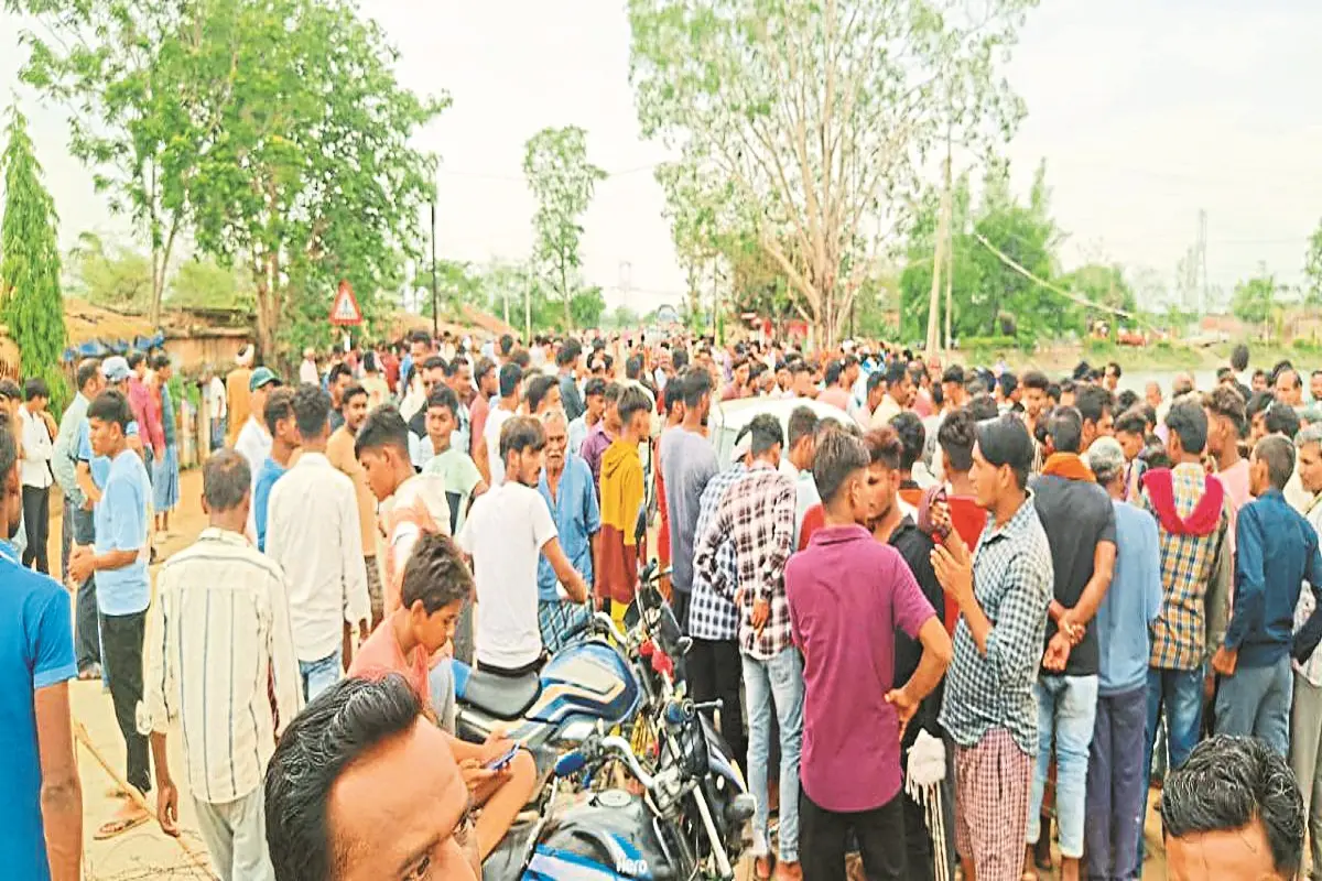 कवर्धा में भीषण सड़क हादसा: 'पुलिस' लिखी तेज रफ्तार कार ने गर्भवती समेत 2 महिलाओं को रौंदा, गुस्साई भीड़ ने किया चक्काजाम