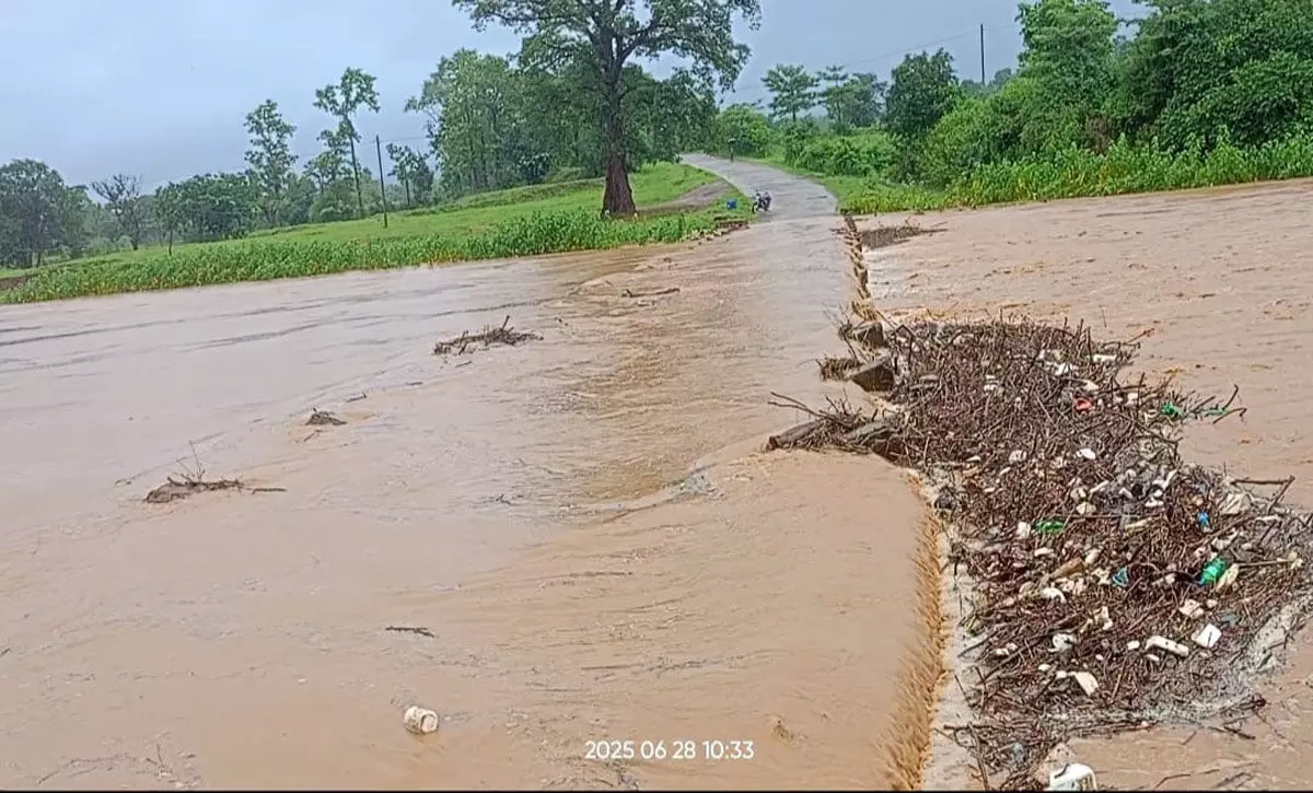 ‘खतरों का पुल’: हर साल डूबता है, हर साल टूटती है उम्मीद! बतौली में 3 फीट ऊपर बह रहा पानी, 5 गांवों का संपर्क टूटा