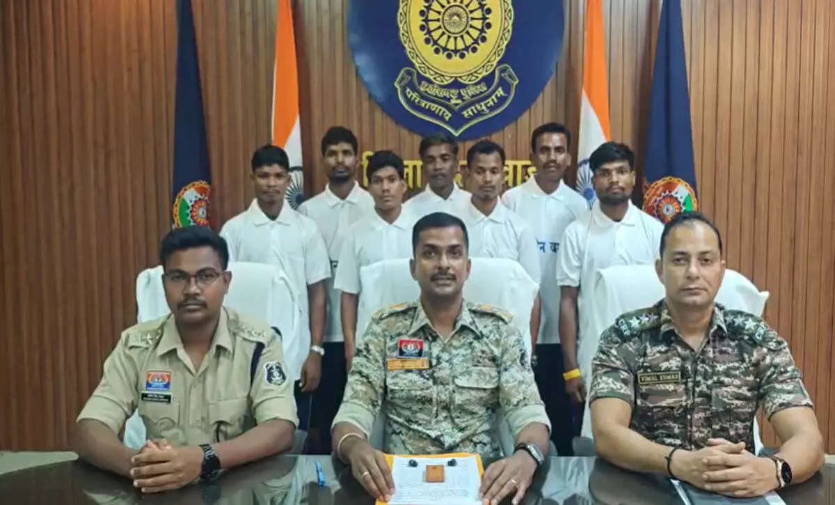 दंतेवाड़ा में 'लोन वर्राटू' का बड़ा असर: 50-50 हजार के दो ईनामी समेत 7 नक्सलियों ने डाले हथियार, अब तक 991 की घर वापसी
