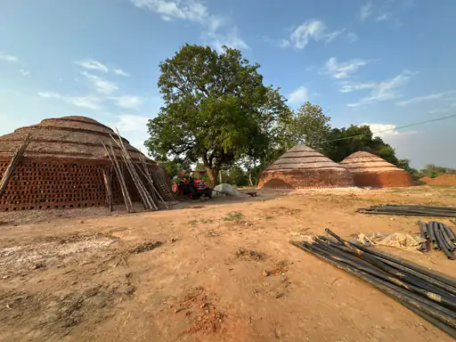 साजा की हवा में घुल रहा जहर: अवैध ईंट भट्ठों से सेहत और पानी दोनों पर डाका, प्रशासन की नींद कब टूटेगी?