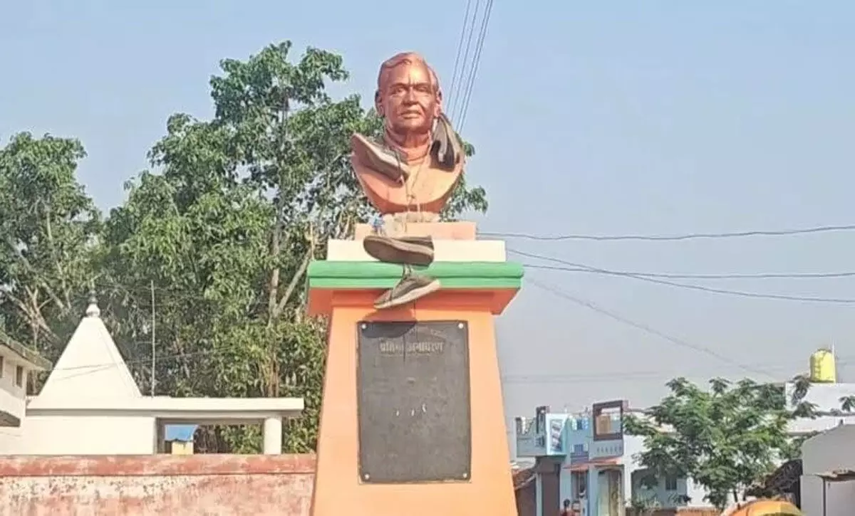 छत्तीसगढ़ शर्मसार: भारत रत्न अटल जी की प्रतिमा पर पहनाई जूतों की माला, आधी रात को हुई घिनौनी हरकत से भड़का आक्रोश