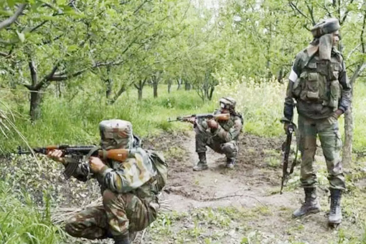 बीजापुर में बड़ा नक्सली हमला: घात लगाकर किया IED ब्लास्ट, जवानों पर अंधाधुंध फायरिंग, CRPF के 2 जवान घायल, मुठभेड़ जारी