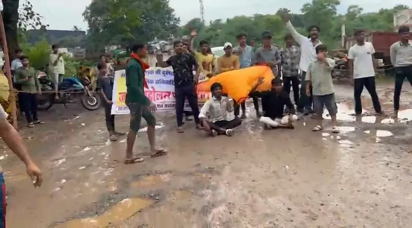 केंद्रीय मंत्री तोखन साहू का काफिला रोका, आक्रोशित युवाओं ने लौटाया वापस, जानें तखतपुर में क्यों हुआ चक्काजाम