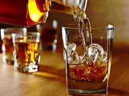 राजनांदगांव में नशे के खिलाफ ग्रामीणों की अनूठी पहल: शराब बेचने पर 21 हजार का जुर्माना, फ्री-फायर खेलने पर भी रोक राजनांदगांव, छत्तीसगढ़। छत्तीसगढ़ के राजनांदगांव जिले के कई गांवों ने नशे और सामाजिक बुराइयों के खिलाफ एक अनूठी और अनुकरणीय पहल की है। ग्रामीणों ने आपसी सहमति से नशा मुक्त गांव बनाने का संकल्प लिया है और इसके लिए कड़े नियम बनाए हैं। इन नियमों के तहत शराब, गांजा जैसे नशीले पदार्थों की बिक्री और सेवन पर भारी जुर्माना लगाने का प्रावधान किया गया है। नशे के कारोबार पर ग्रामीणों का प्रहार जिले के सुरगी क्षेत्र के मोखला, भर्रेगांव, कोटराभांठा, आरला, बुचीभरदा और जंगलेसर जैसे गांवों में यह अभियान जोर-शोर से चलाया जा रहा है। यहां ग्रामीणों ने मिलकर तय किया है कि गांव में किसी भी प्रकार के नशे का कारोबार नहीं होने दिया जाएगा। इसके लिए बकायदा जुर्माने की राशि भी तय की गई है, ताकि नियम तोड़ने वालों पर सख्त कार्रवाई हो सके। अपराध और जुर्माने की सूची ग्राम पंचायत कोटराभांठा में बनाए गए नियमों के अनुसार: अवैध शराब बेचने पर: ₹21,000 का जुर्माना। गांजा बेचने पर: ₹10,000 का जुर्माना। सार्वजनिक स्थानों पर शराब पीने पर: ₹11,000 का जुर्माना। ताश-जुआ खेलने पर: ₹5,000 का जुर्माना। चौक-चौराहों पर फ्री-फायर या लूडो खेलने पर: ₹2,000 का जुर्माना। सार्वजनिक संपत्ति को नुकसान पहुंचाने पर: ₹5,100 का जुर्माना। तालाब में मछली धोने पर: ₹1,000 का जुर्माना। मुखबिरों के लिए इनाम की घोषणा इस अभियान को सफल बनाने के लिए ग्रामीणों ने मुखबिरों के लिए इनाम का भी प्रावधान किया है। जो भी व्यक्ति नशीले पदार्थों की बिक्री, सार्वजनिक स्थानों पर शराबखोरी या जुआ खेलने की सूचना देगा, उसे 1000 रुपये से लेकर 5000 रुपये तक का इनाम दिया जाएगा। सूचना देने वाले का नाम पूरी तरह से गोपनीय रखा जाएगा। स्वच्छता और सामाजिक अनुशासन पर भी जोर यह अभियान सिर्फ नशे तक ही सीमित नहीं है। गांवों को स्वच्छ और अनुशासित बनाने पर भी जोर दिया जा रहा है। दुकानों के बाहर पानी के पाउच और डिस्पोजल फेंकने वालों पर भी कार्रवाई की जाएगी। ग्रामीणों ने स्पष्ट किया है कि यदि कोई व्यक्ति जुर्माना नहीं भरता है, तो उसके खिलाफ कानूनी कार्रवाई की जाएगी। यह पहल सामाजिक सुधार की दिशा में एक सशक्त कदम मानी जा रही है।