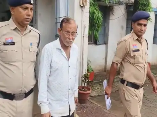 भिलाई में सनसनीखेज ठगी: शातिर बुजुर्ग ने नकली सोना देकर दो ज्वेलर्स को लगाया 60 हजार का चूना, गिरफ्तार