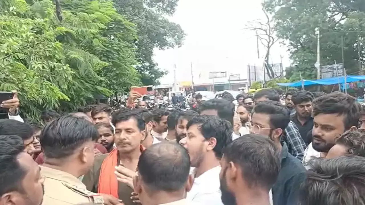 आबकारी आरक्षक परीक्षा में बवाल: हाथ से कलावा काटने पर भड़के हिंदू संगठन, केंद्र के बाहर जमकर नारेबाजी