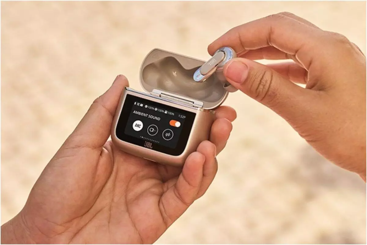 JBL Tour Pro 3 भारत में लॉन्च: दुनिया का पहला स्मार्ट टचस्क्रीन केस, AI फीचर्स और 44 घंटे की बैटरी, जानिए कीमत और खूबियां