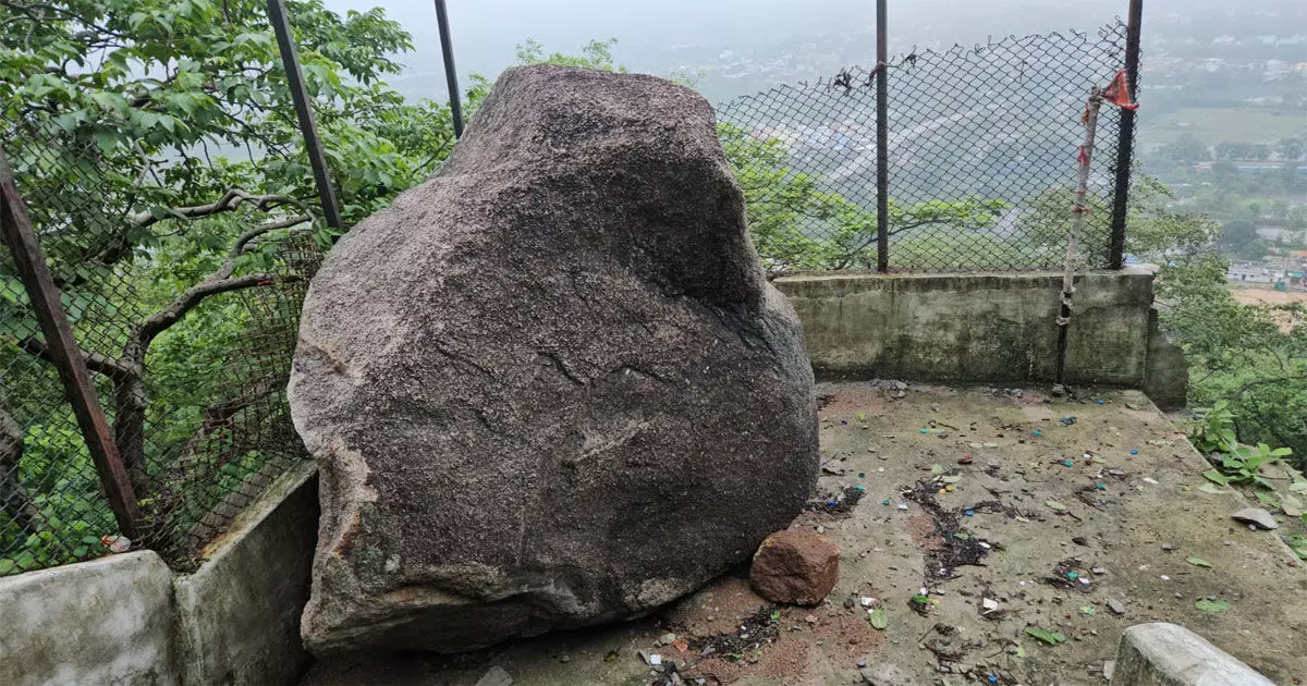 डोंगरगढ़ में बम्लेश्वरी पहाड़ से गिरी विशाल चट्टान