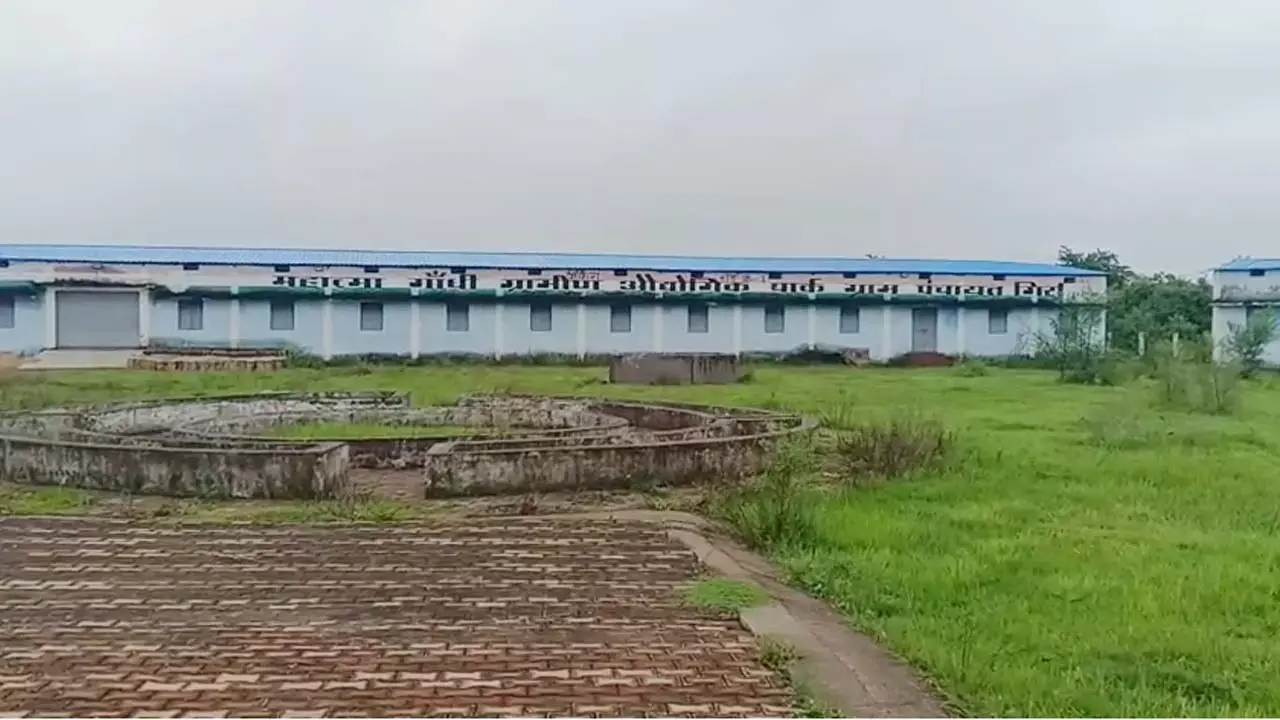 रीपा योजना में भ्रष्टाचार पर चला सरकारी चाबुक: 3 पंचायत सचिव सस्पेंड, 3 पूर्व जनपद CEO को नोटिस