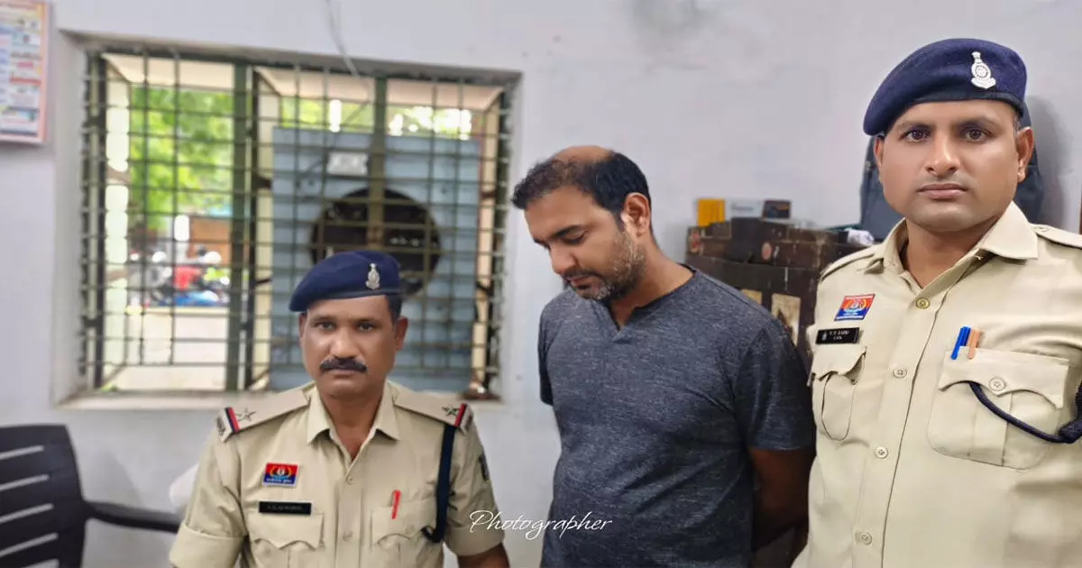 बलौदाबाजार में ऑनलाइन सट्टा रैकेट का भंडाफोड़: मास्टरमाइंड गिरीश घिरवानी गिरफ्तार, गोवा से पहले पकड़े गए थे 15 आरोपी