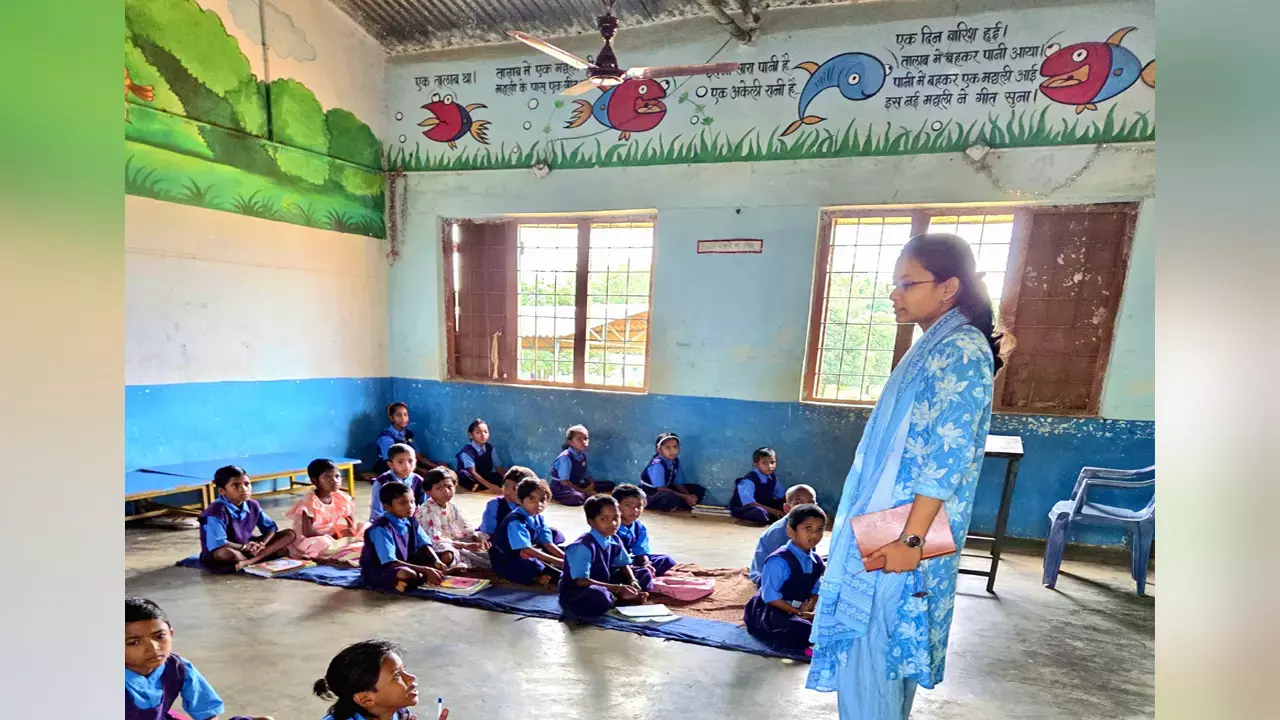 सुकमा में शिक्षा पर चला प्रशासन का हंटर: डिप्टी कलेक्टर के औचक निरीक्षण में नशे में मिला टीचर, 5 को कारण बताओ नोटिस जारी