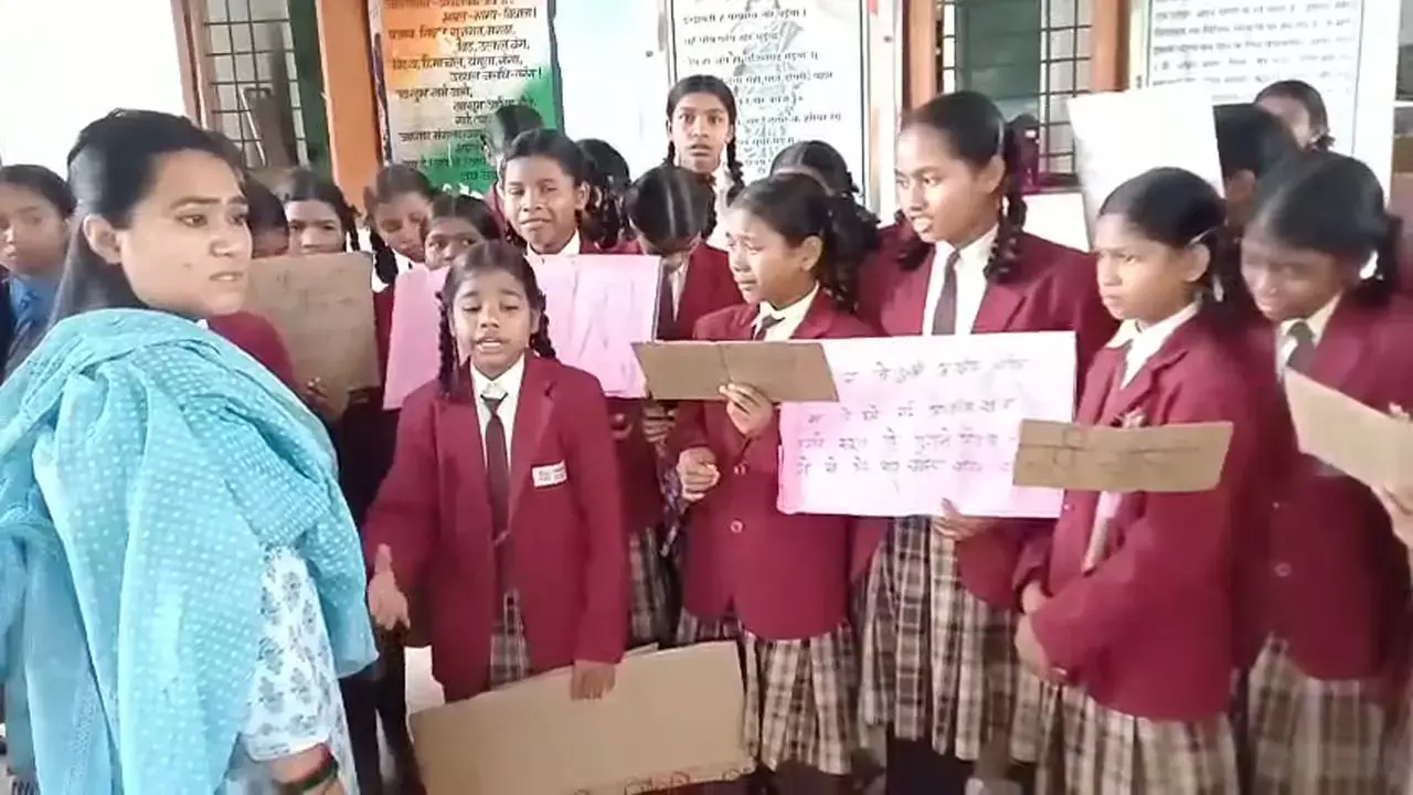 दंतेवाड़ा में शिक्षा व्यवस्था की खुली पोल: न खाना, न किताबें... बारिश में भीगते हुए कलेक्टर बंगले पर सैकड़ों छात्राओं का हल्लाबोल