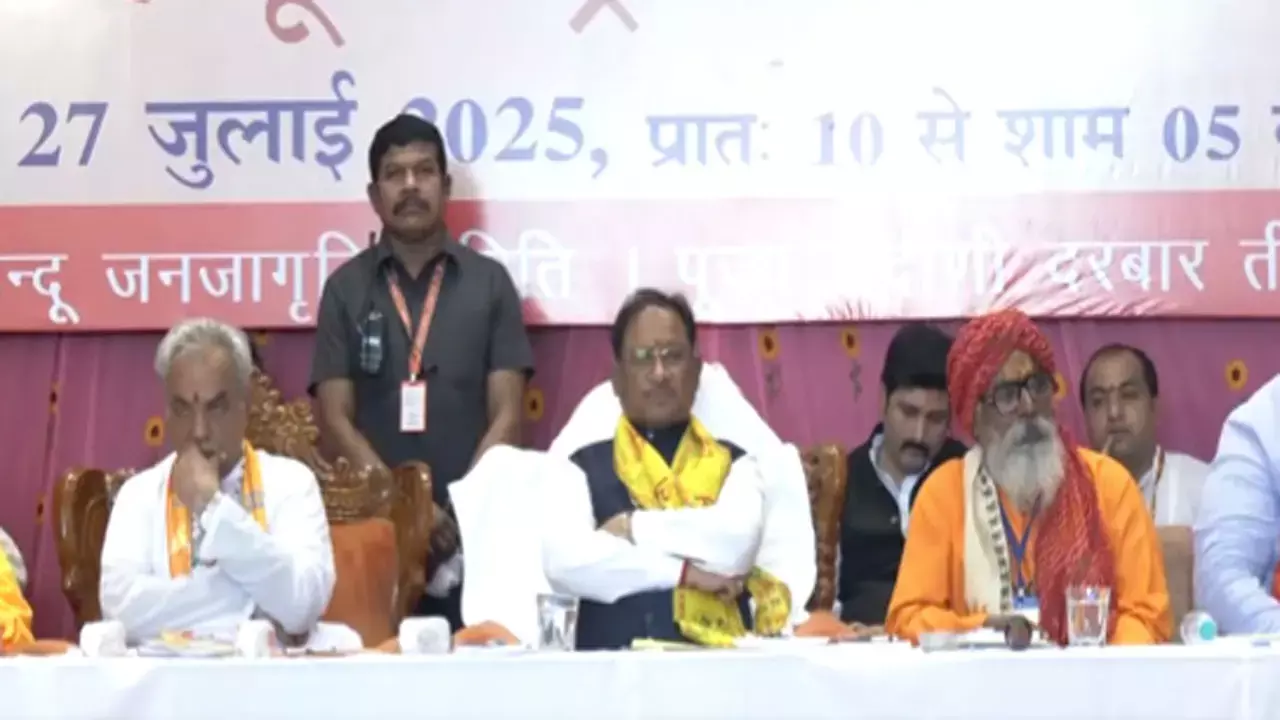 छत्तीसगढ़ में जल्द आएगा धर्मांतरण विरोधी कठोर कानून, CM साय ने हिंदू राष्ट्र अधिवेशन में किया बड़ा ऐलान रायपुर। छत्तीसगढ़ के मुख्यमंत्री विष्णुदेव साय ने प्रदेश में धर्मांतरण को लेकर एक बड़ा ऐलान किया है। रायपुर के शदाणी दरबार में आयोजित 'राज्य स्तरीय हिंदू राष्ट्र अधिवेशन' को संबोधित करते हुए उन्होंने स्पष्ट किया कि उनकी सरकार आगामी विधानसभा सत्र में धर्मांतरण के खिलाफ एक सख्त विधेयक पेश करेगी। मुख्यमंत्री ने कहा कि छत्तीसगढ़ में सनातन संस्कृति को कमजोर करने वाली किसी भी गतिविधि को बर्दाश्त नहीं किया जाएगा। सनातन और गौ-सेवा हमारी प्राथमिकता: सीएम साय हिंदू जनजागृति समिति द्वारा आयोजित इस अधिवेशन में मुख्यमंत्री ने अपनी सरकार की प्राथमिकताओं को गिनाते हुए कहा कि वे सनातन परंपराओं को मजबूत करने के लिए पूरी तरह प्रतिबद्ध हैं। उन्होंने कहा: राजिम कुंभ की वापसी: हमारी सरकार ने अपनी सांस्कृतिक जड़ों को मजबूत करते हुए भव्य राजिम कुंभ को पुनः प्रारंभ किया है। गौ-वंश की रक्षा: गौ-पालन को बढ़ावा देना और गौ-वंश की रक्षा करना हमारा संकल्प है। हमने गौशालाओं के लिए अनुदान बढ़ाया है और सड़कों को मवेशी मुक्त करने के लिए कड़े निर्देश दिए हैं। मंदिरों का जीर्णोद्धार: प्रदेश में मंदिरों के निर्माण और जीर्णोद्धार पर विशेष जोर दिया जा रहा है। हमारी सरकार ने 48 मंदिरों के जीर्णोद्धार के लिए स्वीकृति प्रदान की है। धर्मांतरण पर लगेगी लगाम मुख्यमंत्री ने अपने संबोधन में सबसे बड़ा जोर धर्मांतरण के मुद्दे पर दिया। उन्होंने कहा कि प्रदेश में अवैध धर्मांतरण एक गंभीर समस्या है और इसे रोकने के लिए एक मजबूत कानून की आवश्यकता है। उन्होंने मंच से आश्वस्त किया कि आने वाले विधानसभा सत्र में धर्मांतरण पर एक प्रभावी विधेयक लाया जाएगा, ताकि किसी भी प्रकार के प्रलोभन या जबरन धर्मांतरण पर पूरी तरह से रोक लगाई जा सके। इस कार्यक्रम में भारतीय जनता पार्टी के वरिष्ठ नेता प्रबल प्रताप सिंह जूदेव समेत कई अन्य नेता और बड़ी संख्या में हिंदू जनजागृति समिति के कार्यकर्ता उपस्थित थे। मुख्यमंत्री के इन ऐलानों को सनातन संस्कृति और हिंदू हितों की रक्षा की दिशा में एक बड़ा कदम माना जा रहा है।