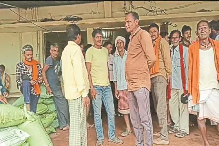 बेमेतरा में खाद पर 'महाभारत': एक-एक बोरी के लिए आपस में भिड़े किसान, समिति में जमकर बवाल, पुलिस ने संभाला मोर्चा