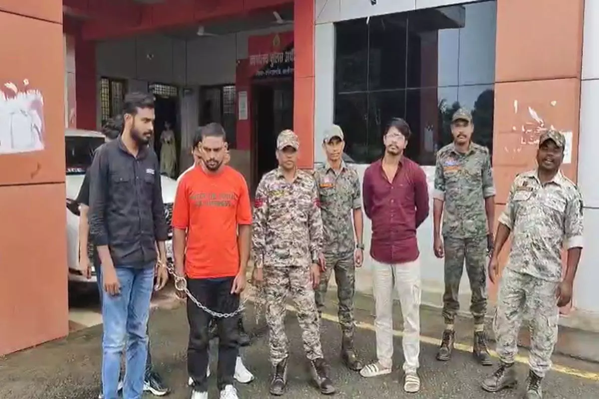 11 राज्यों में ठगी, करोड़ों का फ्रॉड: फरसगांव पुलिस ने अंतर्राज्यीय साइबर ठग गिरोह का किया पर्दाफाश, 5 गिरफ्तार