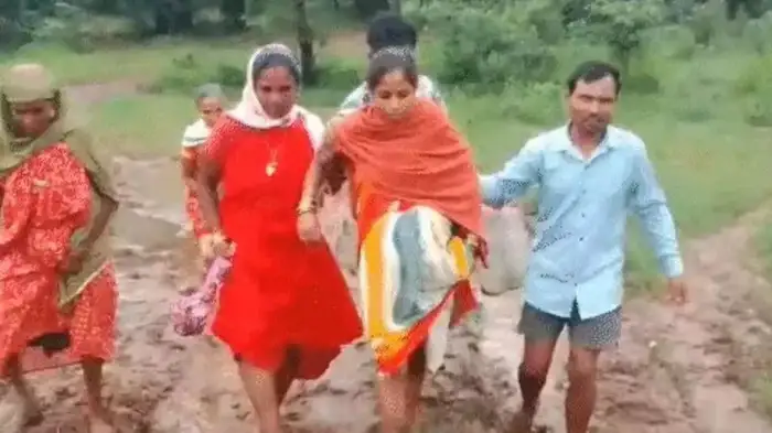 गर्भवती महिला को एंबुलेंस तक पहुंचने 4 KM कीचड़ भरे रास्ते पर पैदल चलना पड़ा