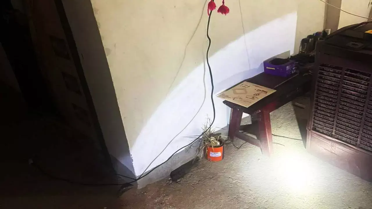 जमीन बनी जान की दुश्मन: हाथ-पैर बांधकर करंट से तड़पा-तड़पा कर मारा, पहली पत्नी पर हत्या का शक