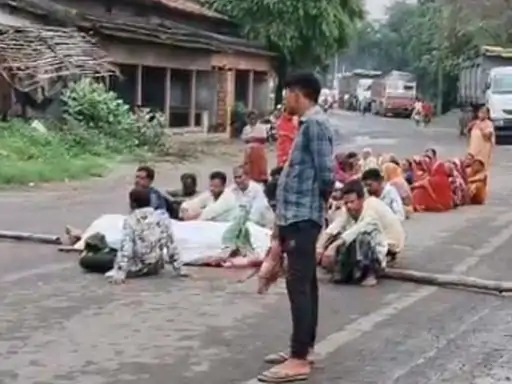 रायगढ़ में भीषण सड़क हादसा: खड़े ट्रेलर ने ली बाइक सवार की जान, मुआवजे के लिए शव सड़क पर रखकर चक्काजाम