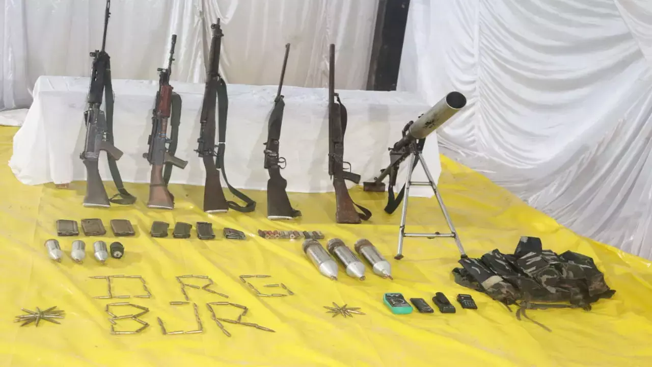 बीजापुर मुठभेड़: मारे गए 17 लाख के इनामी नक्सलियों की हुई पहचान, एक SLR और एक इंसास राइफल बरामद बीजापुर, छत्तीसगढ़। छत्तीसगढ़ के नक्सल प्रभावित बीजापुर जिले के बासागुड़ा इलाके में सुरक्षाबलों के साथ हुई मुठभेड़ में मारे गए सभी चार नक्सलियों की पहचान कर ली गई है। मारे गए सभी नक्सली बड़े कैडर के थे और उन पर कुल 17 लाख रुपये का इनाम घोषित था। इस कार्रवाई को सुरक्षाबलों के लिए एक बड़ी सफलता माना जा रहा है। मारे गए नक्सलियों में 3 ACM स्तर के कमांडर पुलिस द्वारा दी गई जानकारी के अनुसार, मारे गए नक्सली माओवादियों के दक्षिण-पश्चिम सब जोनल ब्यूरो के सक्रिय सदस्य थे। इनकी पहचान इस प्रकार हुई है: हूंगा: एरिया कमेटी मेंबर (ACM), इनामी राशि घोषित। लक्खे: एरिया कमेटी मेंबर (ACM), इनामी राशि घोषित। भीमे: एरिया कमेटी मेंबर (ACM), इनामी राशि घोषित। निहाल (उर्फ राहुल): पार्टी सदस्य, इनामी राशि घोषित। इन सभी पर हत्या, लूट और पुलिस पर हमले जैसी कई गंभीर वारदातों में शामिल होने का आरोप था। घटनास्थल से हथियारों का जखीरा बरामद मुठभेड़ के बाद जब सुरक्षाबलों ने घटनास्थल की तलाशी ली, तो वहां से भारी मात्रा में हथियार और विस्फोटक बरामद हुए। इनमें एक सेल्फ-लोडिंग राइफल (SLR), एक इंसास राइफल, गोला-बारूद और अन्य नक्सली सामग्री शामिल है। हथियारों की बरामदगी से यह स्पष्ट है कि नक्सली किसी बड़ी वारदात को अंजाम देने की फिराक में थे। दंतेवाड़ा में नक्सली स्मारकों पर भी चला बुलडोजर दूसरी ओर, दंतेवाड़ा जिले में भी सुरक्षाबलों ने नक्सलियों द्वारा मनाए जा रहे 'शहीदी सप्ताह' के दौरान उनके मंसूबों पर पानी फेर दिया। सीआरपीएफ और जिला पुलिस बल की एक संयुक्त टीम ने कचनार के जंगलों में अभियान चलाकर नक्सलियों द्वारा अपने मारे गए बड़े नेताओं की याद में बनाए गए तीन स्मारकों को ध्वस्त कर दिया। जिन बड़े नक्सली नेताओं के स्मारक तोड़े गए हैं, उनमें सेंट्रल कमेटी मेंबर (CCM) आनंद सुदर्शन करटम, प्लाटून 16 के डिप्टी कमांडर रामसू कोर्राम, जयमन और महिला माओवादी लीडर सरीता के स्मारक शामिल थे। सुरक्षाबलों का मानना है कि इन स्मारकों का इस्तेमाल नक्सली अपनी विचारधारा के प्रचार और नए कैडरों की भर्ती के लिए करते थे।