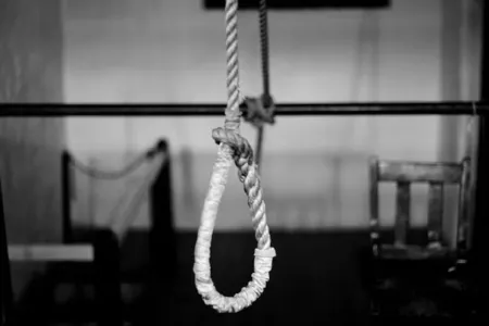 गंडई में मातम: 10वीं के छात्र ने घर में लगाई फांसी, किचन में लटका मिला शव, परिवार सन्न