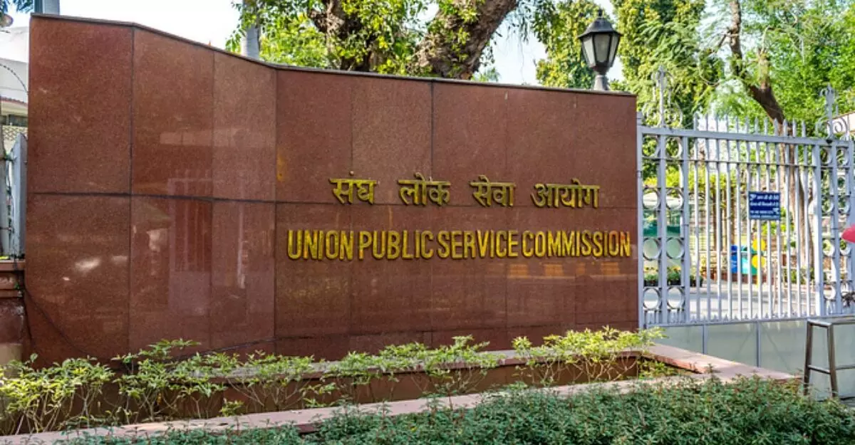 UPSC Mains 2025 Time Table: यूपीएससी मुख्य परीक्षा की तारीख घोषित, जानिए कब और कैसे होगी परीक्षा #UPSCMains2025 #UPSCExamDate #CivilServicesExam #UPSCNews #UPSCPreparation #UPSC2025 #UPSCUpdatesHindi नई दिल्ली। संघ लोक सेवा आयोग (UPSC) ने सिविल सेवा मुख्य परीक्षा 2025 का शेड्यूल जारी कर दिया है। यह परीक्षा उन उम्मीदवारों के लिए है, जिन्होंने UPSC Prelims 2025 में सफलता प्राप्त की है। आयोग ने आधिकारिक वेबसाइट upsc.gov.in पर टाइम टेबल जारी किया है। अब उम्मीदवारों के पास मुख्य परीक्षा की तैयारी के लिए सीमित समय बचा है। ?️ UPSC Mains 2025 परीक्षा कब से कब तक? यूपीएससी मेंस परीक्षा की शुरुआत 22 अगस्त 2025 से होगी और यह परीक्षा 31 अगस्त 2025 तक चलेगी। परीक्षा दो शिफ्टों में आयोजित की जाएगी: प्रातःकालीन शिफ्ट: सुबह 9:00 बजे से 12:00 बजे तक दोपहर की शिफ्ट: दोपहर 2:30 बजे से शाम 5:30 बजे तक ? दिनवार परीक्षा शेड्यूल तारीख सुबह की शिफ्ट (9 AM - 12 PM) दोपहर की शिफ्ट (2:30 PM - 5:30 PM) 22 अगस्त निबंध पेपर कोई परीक्षा नहीं 23 अगस्त सामान्य अध्ययन - पेपर I सामान्य अध्ययन - पेपर II 24 अगस्त सामान्य अध्ययन - पेपर III सामान्य अध्ययन - पेपर IV 30 अगस्त पेपर A (भारतीय भाषा) पेपर B (अंग्रेजी) 31 अगस्त वैकल्पिक विषय - पेपर I वैकल्पिक विषय - पेपर II ? UPSC मुख्य परीक्षा 2025: परीक्षा पैटर्न कुल 9 पेपर होंगे पेपर A (भारतीय भाषा) और पेपर B (अंग्रेजी) सिर्फ क्वालिफाइंग नेचर के होंगे शेष 7 पेपर मेरिट में शामिल किए जाएंगे सभी पेपर डिस्क्रिप्टिव (वर्णात्मक) होंगे परीक्षा का उद्देश्य है अभ्यर्थियों की विश्लेषणात्मक सोच, उत्तर लेखन क्षमता और गहन ज्ञान की जांच करना ?? इस बार कितनी वैकेंसी? UPSC 2025 में कुल 979 पदों पर नियुक्ति प्रस्तावित है, जिनमें प्रमुख सेवाएं शामिल हैं: सेवा पदों की संख्या IAS 180 IFS 55 IPS अपडेट लंबित IA&AS 28 ICAS 15 ? कितने उम्मीदवार हुए क्वालिफाई? इस वर्ष प्रीलिम्स में 10 लाख से अधिक अभ्यर्थियों ने भाग लिया था, जिनमें से 14,161 उम्मीदवारों को मुख्य परीक्षा के लिए चयनित किया गया है। यह संख्या कुल वैकेंसी से लगभग 12 से 14 गुना अधिक है। ? अंतिम टिप्स: उम्मीदवारों को अब उत्तर लेखन अभ्यास और टाइम मैनेजमेंट पर विशेष ध्यान देना चाहिए पिछले वर्ष के प्रश्नपत्र हल करें वैकल्पिक विषय की मजबूत तैयारी सुनिश्चित करें