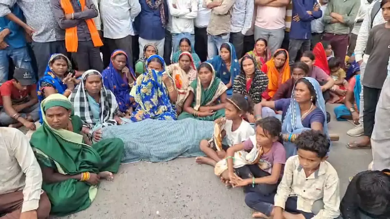 कवर्धा में सनसनी: पुलिस प्रताड़ना से तंग आकर युवक ने दी जान? शव सड़क पर रखकर ग्रामीणों का उग्र प्रदर्शन