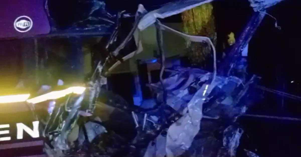 छत्तीसगढ़ में दर्दनाक सड़क हादसा: रायपुर-जगदलपुर मार्ग पर बस ट्रक से टकराई, ड्राइवर-हेल्पर की मौत, 10 यात्री घायल