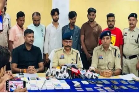 "पलक झपकते ही खाता साफ!" मोबाइल चोरी कर करोड़ों की ठगी करने वाला 'तीन-ग्रुप' गैंग पकड़ाया, जानें कैसे करते थे काम