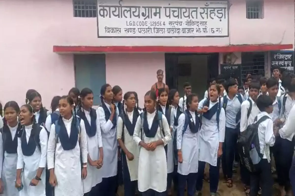 सड़क पर उतरे नौनिहाल: 'कीचड़ में चलकर स्कूल नहीं जाएंगे', बलौदा बाजार में छात्रों का हल्ला-बोल!