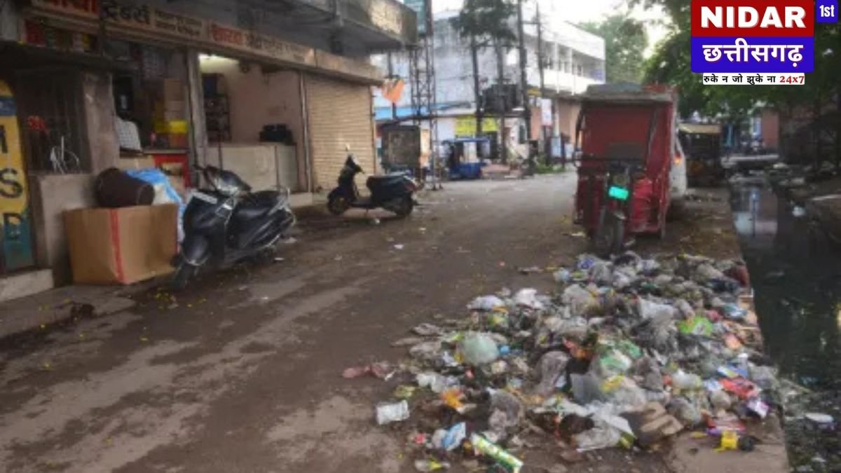 कागजों पर '7-स्टार सिटी', हकीकत में गंदगी का अंबार: रायपुर में सफाई व्यवस्था ध्वस्त, बजबजाती नालियों से लोग परेशान