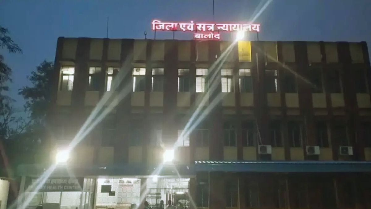 पुलिस की बड़ी लापरवाही: कोर्ट परिसर से हत्या का आरोपी कैदी फरार, घंटे भर के ड्रामे के बाद गिरफ्तार