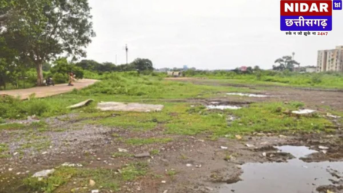 रायपुर में खत्म होगी ऑटो की मनमानी! 100 ई-बसों के लिए 11 करोड़ का डिपो मंजूर, जल्द मिलेगी सस्ती और आरामदायक यात्रा मुख्य बिंदु: केंद्र की 'पीएम ई-बस सेवा' के तहत रायपुर को मिलेंगी 100 इलेक्ट्रिक बसें। हीरापुर जरवाय में 11.17 करोड़ रुपये की लागत से बनेगा 5 एकड़ का अत्याधुनिक बस डिपो। खराब पब्लिक ट्रांसपोर्ट और महंगे ऑटो के किराए से परेशान जनता को मिलेगी बड़ी राहत। 8 महीने में डिपो तैयार करने का लक्ष्य, लेकिन बसों के आने में लग सकता है एक साल। रायपुर: राजधानी रायपुर के निवासियों के लिए एक बड़ी खुशखबरी है। शहर की चरमराई हुई सार्वजनिक परिवहन व्यवस्था को पटरी पर लाने और ऑटो चालकों की मनमानी से राहत दिलाने के लिए एक बड़े प्रोजेक्ट ने रफ्तार पकड़ ली है। केंद्र सरकार से मिलने वाली 100 इलेक्ट्रिक सिटी बसों के लिए हीरापुर जरवाय में एक विशाल डिपो बनाने का काम जल्द ही शुरू होने वाला है। कहाँ बनेगा नया डिपो और क्या होगी खासियत? यह नया और आधुनिक ई-बस डिपो टाटीबंध-भनपुरी रिंग रोड नंबर-2 पर स्थित हीरापुर जरवाय में बनाया जाएगा। इसके निर्माण के लिए 11 करोड़ 17 लाख रुपये का टेंडर फाइनल हो चुका है। क्षेत्रफल: यह पूरा कैंपस 5 एकड़ में फैला होगा। सुविधाएं: यहां बसों के लिए चार्जिंग स्टेशन, महिला और पुरुषों के लिए अलग-अलग टिकट काउंटर और बसों के संचालन के लिए एक पूरा कार्यालय बनाया जाएगा। समय सीमा: निर्माण का ठेका बिलासपुर की एक कंस्ट्रक्शन कंपनी को दिया गया है, जिसे यह काम 8 महीने में पूरा करना है। इस डिपो के बनने से बसें सीधे रिंग रोड से शहर के सभी प्रमुख मार्गों जैसे जीई रोड, कोटा, गुढ़ियारी, बिरगांव और नए बस टर्मिनल तक आसानी से पहुंच सकेंगी। क्यों है इस प्रोजेक्ट की सख्त जरूरत? वर्तमान में रायपुर की सार्वजनिक बस सेवा लगभग ठप पड़ी है। कोरोना काल के बाद पुरानी सिटी बसों में से ज्यादातर कंडम हो चुकी हैं। गिनी-चुनी बसें ही कुछ मार्गों पर चल रही हैं, जिसका सीधा फायदा ऑटो चालक उठा रहे हैं। 8 से 10 किलोमीटर के सफर के लिए भी लोगों को 100 से 150 रुपये तक चुकाने पड़ रहे हैं, जिससे आम जनता की जेब पर भारी बोझ पड़ रहा है। कब तक सड़कों पर दौड़ेंगी ई-बसें? हालांकि डिपो निर्माण का रास्ता साफ हो गया है, लेकिन बसों के लिए अभी थोड़ा और इंतजार करना पड़ सकता है। केंद्र सरकार की 'पीएम ई-बस सेवा' योजना के तहत रायपुर, दुर्ग-भिलाई, बिलासपुर और कोरबा को कुल 240 ई-बसें मिलनी हैं। रूट सर्वे: केंद्र सरकार द्वारा नियुक्त एक एजेंसी इन शहरों में सर्वे कर बसों के रूट और किराया तय करेगी। एक साल का इंतजार: अधिकारियों के अनुसार, इस पूरी प्रक्रिया में और बसों के रायपुर पहुंचने में अभी लगभग एक साल का समय और लग सकता है। भले ही इसमें थोड़ा वक्त लगे, लेकिन यह तय है कि इस प्रोजेक्ट के पूरा होने के बाद रायपुर के लोगों को न केवल सस्ती और आरामदायक यात्रा का विकल्प मिलेगा, बल्कि शहर में वायु प्रदूषण को कम करने में भी मदद मिलेगी।