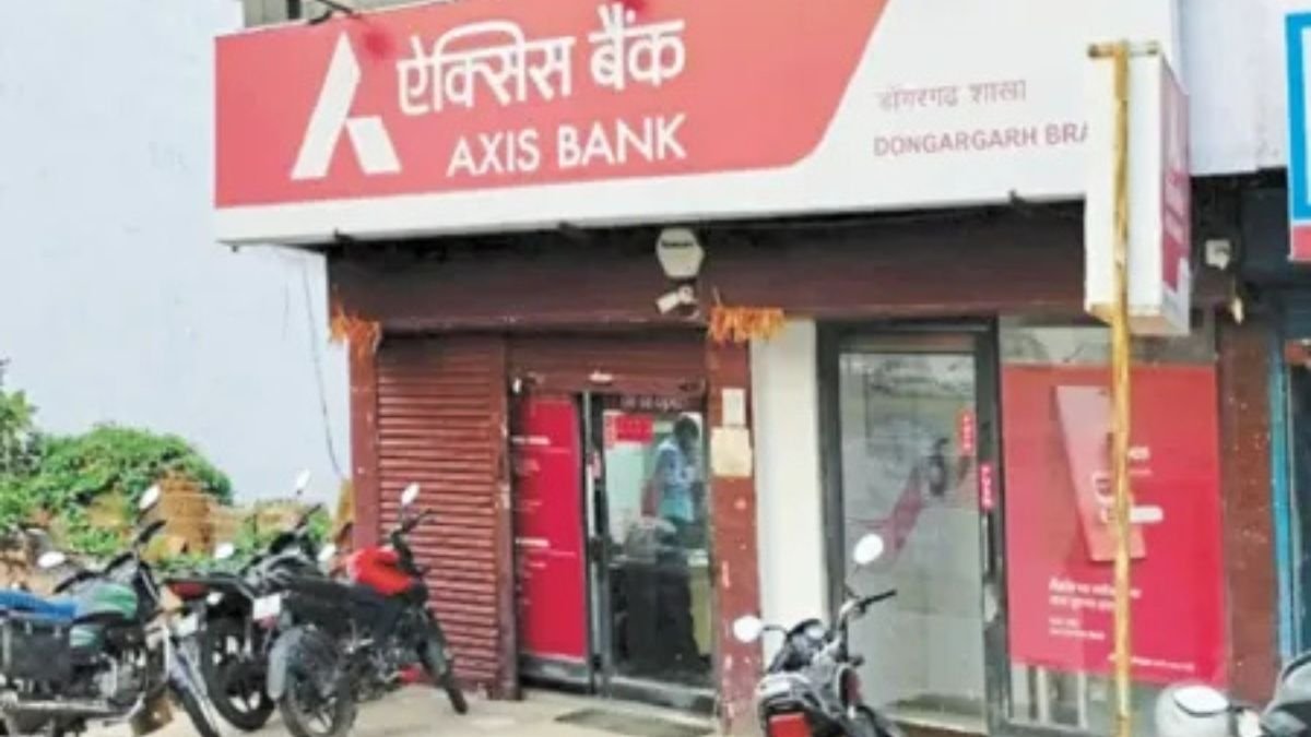 AXIS बैंक में रक्षक ही बना भक्षक! कर्मचारी ने ही ग्राहकों को लगाया करोड़ों का चूना, OTP पूछकर खाली कर दिए खाते