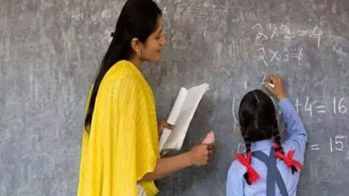 MP में 78,000 शिक्षकों की बंपर भर्ती! बिना परीक्षा, मेरिट से मिलेगी सीधी नौकरी, जल्दी करें आवेदन मध्य प्रदेश में शिक्षक बनने का सपना देख रहे युवाओं के लिए एक सुनहरा अवसर आया है। राज्य सरकार ने स्कूल शिक्षा विभाग और जनजाति कार्य विभाग में लगभग 78,000 अतिथि शिक्षकों की भर्ती प्रक्रिया शुरू कर दी है। इस भर्ती की सबसे खास बात यह है कि इसके लिए कोई लिखित परीक्षा नहीं होगी और चयन सीधे मेरिट के आधार पर किया जाएगा। बिना परीक्षा, सीधी भर्ती: जानें कैसे होगा चयन इस बार चयन प्रक्रिया को बेहद सरल रखा गया है। उम्मीदवारों का चयन पूरी तरह से उनकी शैक्षणिक योग्यता के आधार पर बने स्कोरकार्ड (मेरिट) के अनुसार होगा। इसका मतलब है कि आपको किसी भी तरह की प्रतियोगी परीक्षा के तनाव से नहीं गुजरना पड़ेगा और आप अपनी योग्यता के बल पर सीधे सरकारी स्कूलों में पढ़ाने का मौका पा सकते हैं। अंतिम मौका: स्कूल चॉइस फिलिंग की आखिरी तारीख नजदीक इस भर्ती प्रक्रिया का सबसे महत्वपूर्ण चरण स्कूल चॉइस फिलिंग (School Choice Filling) है, जिसकी अंतिम तिथि बहुत करीब है। चॉइस फिलिंग शुरू: 08 अगस्त 2025 चॉइस फिलिंग की अंतिम तिथि: 12 अगस्त 2025 उम्मीदवारों को निर्धारित तिथि तक अपने पसंदीदा स्कूलों का विकल्प चुनना होगा। यह अंतिम अवसर है, इसलिए समय रहते इस प्रक्रिया को पूरा कर लें। कौन कर सकता है आवेदन? जानें पात्रता इस भर्ती के लिए पात्रता मानदंड बहुत सरल रखे गए हैं ताकि ज्यादा से ज्यादा उम्मीदवार इसका लाभ उठा सकें। आवेदन शुल्क: पूरी तरह निःशुल्क! (सभी वर्गों के लिए) आयु सीमा: उम्मीदवार की न्यूनतम आयु 18 वर्ष होनी चाहिए। शैक्षणिक योग्यता: उम्मीदवार का कम से कम 12वीं पास होना अनिवार्य है। हालांकि, अलग-अलग पदों के लिए योग्यता भिन्न हो सकती है, जिसकी विस्तृत जानकारी आधिकारिक पोर्टल पर उपलब्ध है। यह भर्ती मध्य प्रदेश के हजारों युवाओं को सरकारी स्कूलों में शिक्षक के रूप में सेवा देने का एक शानदार मौका प्रदान कर रही है। बिना परीक्षा और बिना आवेदन शुल्क के यह प्रक्रिया उम्मीदवारों के लिए बेहद सुविधाजनक है। यदि आप पात्र हैं, तो अंतिम तिथि का इंतजार न करें और आज ही अपना स्कूल चयन पूरा करें।