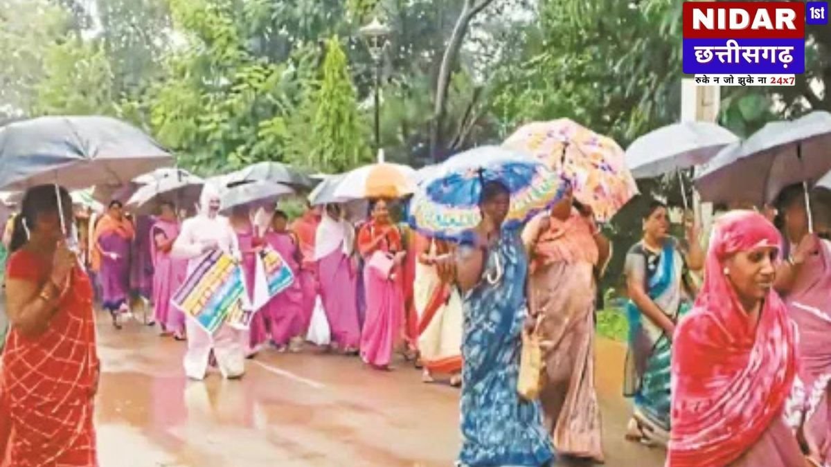 भारी बारिश भी नहीं रोक सकी मितानिनों का आक्रोश, सड़कों पर उतरीं 'स्वास्थ्य की रीढ़'