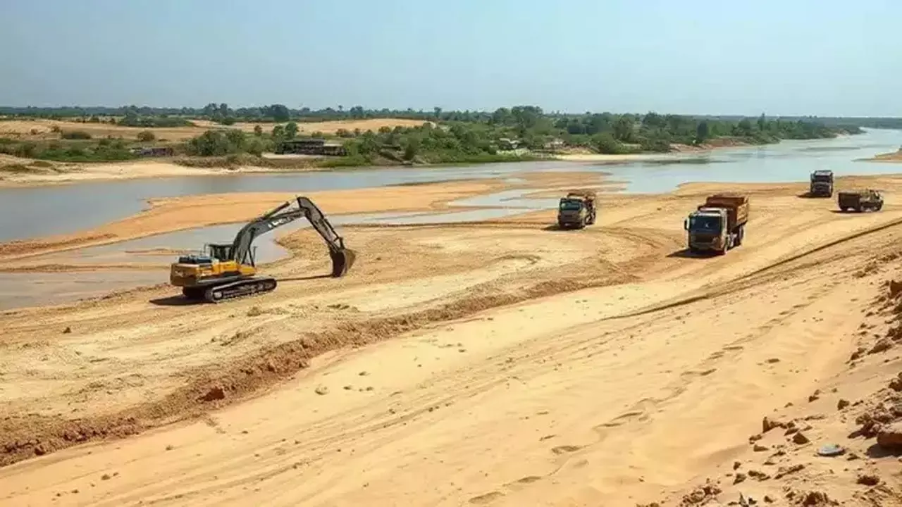 छत्तीसगढ़ में रेत माफिया पर लगेगी लगाम? सरकार का नया प्लान- नदियों में 2 मीटर खुदाई और JCB को मंजूरी!