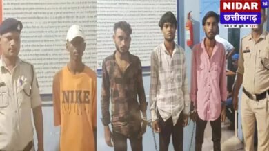 छत्तीसगढ़ में 'रील' वाले बदमाशों पर पुलिस का हंटर: हथियार लहराकर डाली फोटो, पहुंचे हवालात मुख्य बिंदु: बलौदाबाजार में सोशल मीडिया पर हथियार दिखाकर दहशत फैलाने वाले 4 युवक गिरफ्तार। पुलिस अधीक्षक भावना गुप्ता के निर्देश पर अपराधियों के खिलाफ चल रहा है विशेष अभियान। प्रदेश के अलग-अलग जिलों में गुंडागर्दी करने वालों पर पुलिस कर रही है सख्त कार्रवाई। बलौदाबाजार/रायपुर: छत्तीसगढ़ में सोशल मीडिया पर हीरो बनने और रंगबाजी करने का शौक युवाओं को अब महंगा पड़ रहा है। बलौदाबाजार पुलिस ने एक बड़ी कार्रवाई करते हुए धारदार हथियार लहराते हुए इंस्टाग्राम पर फोटो अपलोड कर दहशत फैलाने वाले चार युवकों को गिरफ्तार किया है। यह कार्रवाई पुलिस अधीक्षक भावना गुप्ता द्वारा आपराधिक गतिविधियों पर लगाम कसने के लिए चलाए जा रहे विशेष अभियान का हिस्सा है। इंस्टाग्राम पर चाकू लहराना पड़ा महंगा बलौदाबाजार जिले के भाटापारा क्षेत्र में पुलिस को खुफिया जानकारी मिली कि कुछ युवक न केवल अवैध रूप से चाकू और छुरी जैसे हथियार अपने पास रख रहे हैं, बल्कि लोगों को डराने-धमकाने के लिए उनका इस्तेमाल भी कर रहे हैं। हद तो तब हो गई जब इन युवकों ने हथियारों के साथ अपनी तस्वीरें खींचकर सोशल मीडिया प्लेटफॉर्म इंस्टाग्राम पर अपलोड करना शुरू कर दिया, ताकि इलाके में उनका खौफ बन सके। इस सूचना पर पुलिस ने तुरंत एक्शन लेते हुए दबिश दी और चार आरोपियों को धर दबोचा। गिरफ्तार किए गए आरोपियों में शामिल हैं: ओमप्रकाश साहू (19 वर्ष) टाकेश सेन (22 वर्ष) निलेश वर्मा (20 वर्ष) तीजू वर्मा (23 वर्ष) पूछताछ में सभी ने अपना जुर्म कबूल कर लिया। पुलिस ने उनके खिलाफ आर्म्स एक्ट की धारा 25 और 27 के तहत मामला दर्ज कर उन्हें गिरफ्तार कर लिया है। प्रदेशभर में गुंडागर्दी पर पुलिस का 'एक्शन मोड' यह कोई अकेली घटना नहीं है, बल्कि प्रदेशभर में पुलिस ऐसे असामाजिक तत्वों के खिलाफ सख्त रुख अपना रही है। रायगढ़ में बदमाश का निकला जुलूस: हाल ही में रायगढ़ में एक आदतन अपराधी दुर्गेश महंत ने जेल से छूटते ही फिर से गुंडागर्दी शुरू कर दी थी। जिसके बाद पुलिस ने उसे दोबारा गिरफ्तार कर सड़क पर उसका जुलूस निकाला और उठक-बैठक भी लगवाई, ताकि अपराधियों के मन में कानून का डर बैठे। बिलासपुर में ढाबा संचालक से मारपीट: वहीं, बिलासपुर में एक ढाबे में शराब पीने से मना करने पर कुछ बदमाशों ने ढाबा संचालक के साथ मारपीट की थी। इस मामले में भी पुलिस ने CCTV फुटेज के आधार पर FIR दर्ज कर कार्रवाई की है। पुलिस का साफ संदेश है कि चाहे सड़क हो या सोशल मीडिया, किसी भी तरह की गुंडागर्दी और रंगबाजी बर्दाश्त नहीं की जाएगी और ऐसे तत्वों के खिलाफ अभियान लगातार जारी रहेगा।