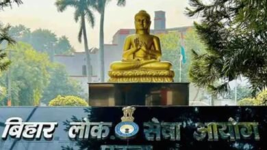 BPSC की बंपर भर्ती: बिहार में 935 पदों पर निकली सरकारी नौकरी, बिना इंटरव्यू के होगा चयन! मुख्य बिंदु: बिहार लोक सेवा आयोग (BPSC) ने शिक्षा विभाग में निकाली भर्ती। सहायक शिक्षा विकास पदाधिकारी के कुल 935 पदों पर होगी नियुक्ति। आवेदन प्रक्रिया 27 अगस्त 2024 से होगी शुरू। चयन सिर्फ लिखित परीक्षा के आधार पर, इंटरव्यू नहीं होगा। पटना: बिहार में सरकारी नौकरी का सपना देख रहे स्नातक पास युवाओं के लिए एक सुनहरा अवसर आया है। बिहार लोक सेवा आयोग (BPSC) ने शिक्षा विभाग के अंतर्गत सहायक शिक्षा विकास पदाधिकारी (Assistant Education Development Officer) के 935 पदों पर बंपर भर्ती का नोटिफिकेशन जारी किया है। इच्छुक और योग्य उम्मीदवार BPSC की आधिकारिक वेबसाइट पर जाकर ऑनलाइन आवेदन कर सकते हैं। पदों का विवरण और कौन कर सकता है आवेदन? इस भर्ती अभियान के तहत कुल 935 पदों को भरा जाएगा, जिनका श्रेणी-वार विवरण इस प्रकार है: अनारक्षित (General): 374 पद आर्थिक रूप से कमजोर (EWS): 93 पद अनुसूचित जाति (SC): 150 पद अनुसूचित जनजाति (ST): 10 पद अत्यंत पिछड़ा वर्ग (OBC): 168 पद पिछड़ा वर्ग (BC): 112 पद पिछड़े वर्ग की महिलाएं: 28 पद शैक्षणिक योग्यता: उम्मीदवार के पास किसी भी मान्यता प्राप्त विश्वविद्यालय से स्नातक (Graduate) की डिग्री होनी चाहिए। आयु सीमा: न्यूनतम आयु 21 वर्ष और अधिकतम आयु 37 वर्ष निर्धारित की गई है। आरक्षित श्रेणियों के उम्मीदवारों को सरकारी नियमों के अनुसार आयु में छूट दी जाएगी। चयन प्रक्रिया और वेतनमान (Selection Process & Salary) इस भर्ती की सबसे खास बात यह है कि चयन प्रक्रिया में कोई इंटरव्यू नहीं होगा। उम्मीदवारों का चयन केवल लिखित परीक्षा में प्राप्त अंकों के आधार पर किया जाएगा, जिससे यह प्रक्रिया पारदर्शी और सीधी हो जाती है। चयनित होने वाले उम्मीदवारों को लेवल-5 के तहत ₹29,200 प्रति माह का वेतनमान दिया जाएगा। कैसे करें आवेदन? (Important Dates & Steps) ऑनलाइन आवेदन शुरू: 27 अगस्त 2024 ऑनलाइन आवेदन की अंतिम तिथि: 26 सितंबर 2024 आवेदन करने के चरण: सबसे पहले BPSC की आधिकारिक वेबसाइट bpsc.bihar.gov.in पर जाएं। होमपेज पर दिए गए भर्ती नोटिफिकेशन को ध्यान से पढ़ें। "Apply Online" के लिंक पर क्लिक करें। रजिस्ट्रेशन करें और आवेदन फॉर्म को सही-सही भरें। सभी आवश्यक दस्तावेजों को स्कैन करके अपलोड करें। निर्धारित आवेदन शुल्क का भुगतान करें और फॉर्म सबमिट कर दें। भविष्य के संदर्भ के लिए आवेदन पत्र का प्रिंटआउट अवश्य लें।