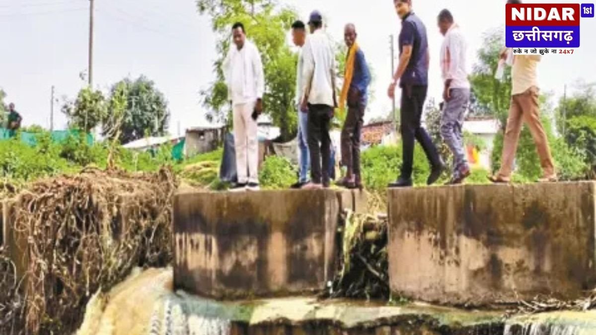 मैनपुर में जर्जर स्टॉपडैम बना मौत का पुल, MLA जनक ध्रुव खुद कूदकर पहुंचे गांव और ग्रामीणों संग की सफाई, बोले- कलेक्टर से बात करूंगा।