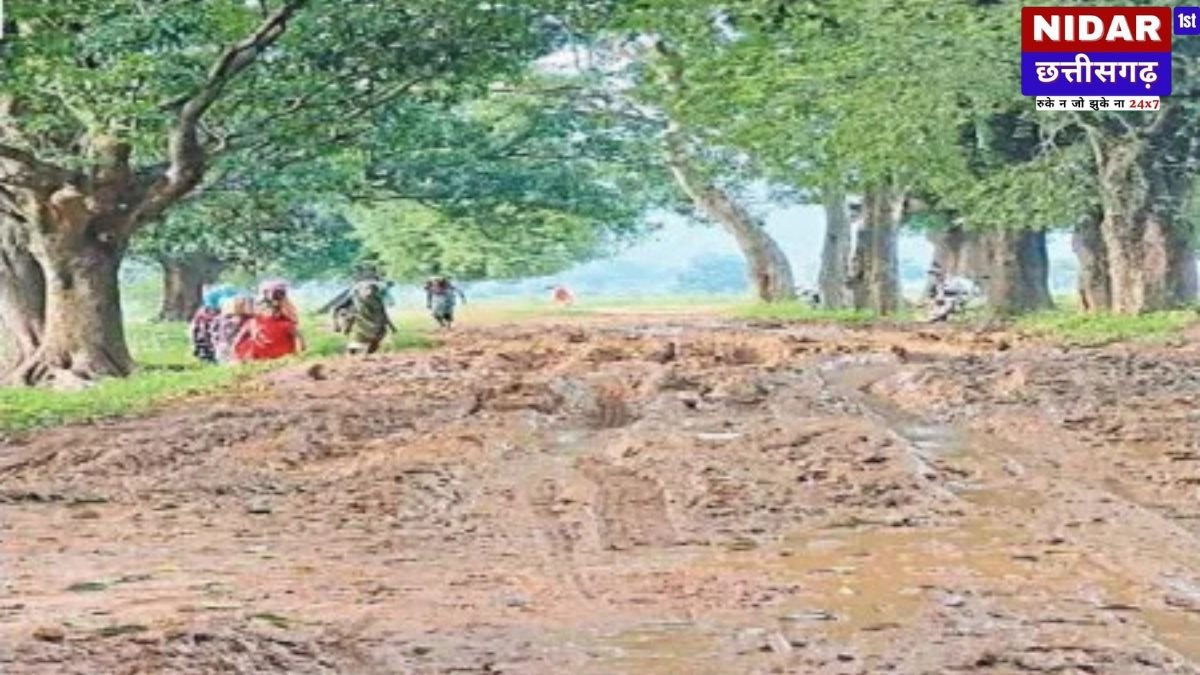 छत्तीसगढ़ में विकास की खुली पोल: सड़क पर कीचड़, पति बीमार पत्नी को गोद में उठाकर 1 KM पैदल चला