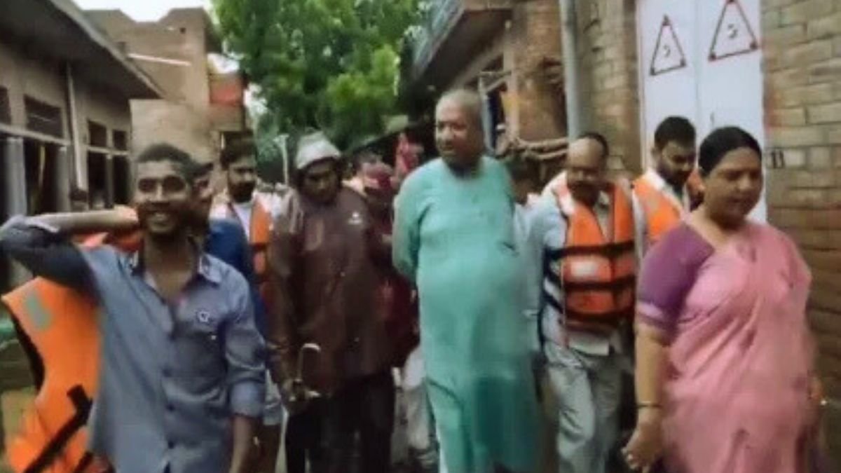 बाढ़ पीड़ितों से बोले योगी के मंत्री- 'गंगा मैया पैर धोने आई हैं', असंवेदनशील बयान पर मचा बवाल