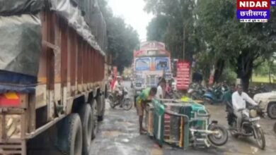 अंबिकापुर की गड्ढों भरी सड़कों पर हादसों का सिलसिला जारी: बनारस मार्ग पर पलटा ई-रिक्शा, चालक मशक्कत करता रहा