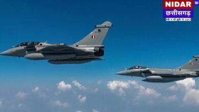 IAF अग्निवीर वायु भर्ती 2025: आज आवेदन का अंतिम दिन, 10वीं पास युवा तुरंत करें अप्लाई! #IAFAgniveer #AgniveerVayu #भारतीयवायुसेना #सरकारीनौकरी #अग्निवीरभर्ती भारतीय वायुसेना में अग्निवीर वायु भर्ती 2025 के लिए आवेदन करने का आज, यानी 1 सितंबर 2025, आखिरी मौका है! यदि आप भारतीय वायुसेना का हिस्सा बनने का सपना देख रहे हैं और अभी तक आवेदन नहीं कर पाए हैं, तो तुरंत agnipathvayu.cdac.in पर जाकर अपना फॉर्म भरें। यह भर्ती अभियान नॉन-कॉम्बैटेंट (Non-Combatants) पदों के लिए है, जिनमें हाउसकीपिंग और हॉस्पिटैलिटी से जुड़े विभिन्न कार्य शामिल हैं। इस भर्ती के लिए न्यूनतम शैक्षणिक योग्यता सिर्फ 10वीं पास है, जिसका मतलब है कि मैट्रिक पास उम्मीदवार भी इन पदों के लिए आवेदन कर सकते हैं। कौन कर सकता है आवेदन? लिंग: केवल अविवाहित पुरुष उम्मीदवार आवेदन के पात्र हैं। न्यूनतम योग्यता: आवेदक का किसी भी मान्यता प्राप्त बोर्ड से 10वीं कक्षा उत्तीर्ण होना अनिवार्य है। आयु सीमा: आयु सीमा से संबंधित विस्तृत जानकारी के लिए आधिकारिक नोटिफिकेशन देखें। महत्वपूर्ण शर्त: चयन होने के बाद, उम्मीदवार को 4 साल की सेवा अवधि के दौरान शादी करने की अनुमति नहीं होगी। आवश्यक दस्तावेज आवेदन करते समय आपको निम्नलिखित दस्तावेज संलग्न करने होंगे: 10वीं कक्षा की मार्कशीट और सर्टिफिकेट पासपोर्ट साइज फोटो (जो 6 महीने से अधिक पुरानी न हो) यदि आवेदक की आयु 18 वर्ष से कम है, तो माता-पिता द्वारा हस्ताक्षरित सहमति पत्र (राजीनामा), अन्यथा स्वयं हस्ताक्षरित सहमति पत्र। आवेदन शुल्क: शून्य इस भर्ती के लिए आवेदन शुल्क पूरी तरह से निःशुल्क है। चयन प्रक्रिया उम्मीदवारों का चयन कई चरणों में होगा, जिनमें शामिल हैं: लिखित परीक्षा फिजिकल टेस्ट स्ट्रीम सूटेबिलिटी टेस्ट दस्तावेज सत्यापन मेडिकल टेस्ट सैलरी स्ट्रक्चर (चार साल के लिए) अग्निवीर वायु के रूप में चार साल की सेवा अवधि के दौरान मिलने वाला सैलरी स्ट्रक्चर इस प्रकार होगा: पहला साल: ₹30,000 प्रति माह (हाथ में ₹21,000) दूसरा साल: ₹33,000 प्रति माह (हाथ में ₹23,100) तीसरा साल: ₹36,500 प्रति माह (हाथ में ₹25,550) चौथा साल: ₹40,000 प्रति माह (हाथ में ₹28,000) ऑफलाइन मोड से कैसे करें आवेदन? यदि आवेदन ऑफलाइन मोड में करना है, तो निम्नलिखित चरणों का पालन करें: आधिकारिक नोटिफिकेशन से आवेदन पत्र डाउनलोड करें। आवेदन पत्र में सभी विवरण सही-सही और स्पष्ट रूप से भरें। सभी आवश्यक दस्तावेज आवेदन पत्र के साथ संलग्न करें। पूरे आवेदन पत्र को निर्धारित पते पर भेजें (पते के लिए आधिकारिक नोटिफिकेशन देखें)। आज आवेदन करने का अंतिम दिन है, इसलिए इस अवसर को न चूकें और तुरंत आवेदन करें!