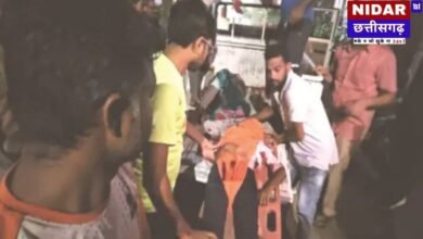 गणेशोत्सव की झांकी देखने जा रहे एक परिवार पर काल बनकर आई तेज़ रफ़्तार मालवाहक, जिससे पति-पत्नी और उनके भांजे ने मौके पर ही दम तोड़ दिया। इस हृदयविदारक हादसे ने पूरे क्षेत्र को शोक में डुबो दिया है।