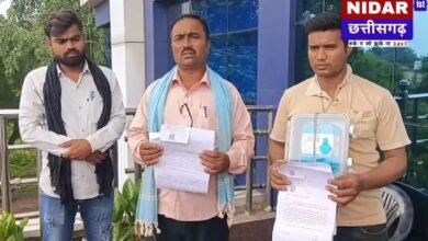 गले में स्मार्ट मीटर लटकाए कलेक्ट्रेट पहुंचा युवक: "साहब, कभी 200 से ज़्यादा नहीं आता था, अब 22 हज़ार का बिल थमा दिया!"