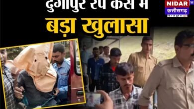 दुर्गापुर रेप केस में बड़ा खुलासा: पीड़िता का बॉयफ्रेंड ही निकला आरोपी, व्हॉट्सएप चैट से खुली पोल उपशीर्षक: पश्चिम बंगाल पुलिस ने कहा – छह आरोपियों में एक पीड़िता का प्रेमी; बयान में बार-बार बदलाव से खुली साजिश की परतें, जांच जारी समाचार: दुर्गापुर (पश्चिम बंगाल)। पश्चिम बंगाल के चर्चित दुर्गापुर रेप केस में पुलिस ने बड़ा खुलासा किया है। जांच के दौरान पता चला है कि गिरफ्तार किए गए छह आरोपियों में से एक पीड़िता का बॉयफ्रेंड है। पुलिस ने बताया कि दोनों की व्हॉट्सएप चैट से उनके रिश्ते की पुष्टि हुई है। आरोपी प्रेमी की पहचान वासिफ अली के रूप में हुई है, जिसे मंगलवार को गिरफ्तार किया गया। यह मामला उस समय चर्चा में आया जब मेडिकल की छात्रा ने रेप की शिकायत दर्ज कराई थी। पूरे देश में इस घटना को लेकर गुस्सा और आक्रोश फैल गया था। अब इस खुलासे ने केस को नया मोड़ दे दिया है। ? घटना की पूरी कहानी पुलिस के अनुसार, पीड़िता और वासिफ अली कई महीनों से रिलेशनशिप में थे। घटना वाले दिन यानी 10 अक्टूबर को दोनों कॉलेज हॉस्टल से बाहर निकले और एक श्मशान घाट के पास जंगल की ओर गए। वहीं तीन बदमाशों ने उनका पीछा किया और हमला कर दिया। इस दौरान वासिफ अली मौके से भाग गया और पीड़िता के साथ रेप की घटना हुई। पुलिस ने बताया कि शुरुआती जांच में पीड़िता ने बताया था कि अज्ञात लोगों ने उसके साथ दुष्कर्म किया, लेकिन जब जांच आगे बढ़ी और मोबाइल डाटा खंगाला गया तो व्हॉट्सएप चैट से दोनों के रिश्ते का खुलासा हुआ। ? बार-बार बदलते रहे बयान पुलिस का कहना है कि जांच के दौरान पीड़िता और उसके बॉयफ्रेंड दोनों ने कई बार बयान बदले, जिससे पुलिस को शक हुआ। आरोपी बॉयफ्रेंड को पूछताछ के बाद गिरफ्तार किया गया। पुलिस के मुताबिक, अब तक इस मामले में कुल छह लोगों को गिरफ्तार किया जा चुका है। जांच में सामने आया है कि मेडिकल रिपोर्ट के आधार पर घटना में संभावित रूप से केवल एक व्यक्ति शामिल था, हालांकि जांच अभी जारी है। ? पुलिस की जांच जारी दुर्गापुर पुलिस ने बताया कि सभी आरोपियों से पूछताछ की जा रही है और डिजिटल साक्ष्य भी जुटाए जा रहे हैं। पुलिस ने कहा कि जल्द ही फोरेंसिक रिपोर्ट और मोबाइल रिकॉर्ड के आधार पर पूरे मामले की सच्चाई सामने आ जाएगी। ? जनता में आक्रोश इस घटना ने पश्चिम बंगाल समेत पूरे देश में महिला सुरक्षा को लेकर फिर से सवाल खड़े कर दिए हैं। स्थानीय संगठनों ने मांग की है कि आरोपियों को कड़ी से कड़ी सजा दी जाए और कॉलेज प्रशासन से भी जवाब लिया जाए।