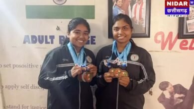 छत्तीसगढ़ की बेटियों का परचम: डोंगरगढ़ की राणा वसुंधरा सिंह और निधि वर्मा ने राष्ट्रीय जूजित्सु प्रतियोगिता में जीते 6 पदक छोटे शहरों की प्रतिभाएं लिख रही हैं नया इतिहास, 'खेलो इंडिया' अभियान का दिख रहा सीधा असर डोंगरगढ़, छत्तीसगढ़: राजनांदगांव जिले के डोंगरगढ़ शहर की दो होनहार बालिकाओं- राणा वसुंधरा सिंह और निधि वर्मा ने राष्ट्रीय सीनियर जूजित्सु (मार्शल आर्ट) प्रतियोगिता में शानदार प्रदर्शन करते हुए कुल 6 पदक जीतकर इतिहास रच दिया है। इनमें एक स्वर्ण पदक भी शामिल है, जिससे उन्होंने न केवल डोंगरगढ़ बल्कि पूरे छत्तीसगढ़ राज्य का नाम देशभर में रोशन किया है। यह प्रतिष्ठित प्रतियोगिता 9 से 18 अक्टूबर तक उत्तर प्रदेश के सहारनपुर में आयोजित की गई थी, जिसमें देश के 25 राज्यों से आए सैकड़ों खिलाड़ियों ने हिस्सा लिया। राणा वसुंधरा सिंह और निधि वर्मा ने अपने असाधारण कौशल, अनुशासन और कड़ी मेहनत के दम पर जूजित्सु जैसे कठिन और दुर्लभ खेल में विजय प्राप्त कर सबका ध्यान अपनी ओर खींचा। उनकी यह उपलब्धि इस बात का प्रमाण है कि यदि सही अवसर और मार्गदर्शन मिले तो छोटे शहरों की प्रतिभाएं भी अंतरराष्ट्रीय स्तर पर देश का प्रतिनिधित्व करने में सक्षम हैं। 'खेलो इंडिया' अभियान का सकारात्मक प्रभाव मुख्य कोच अजय सिंह ने इस शानदार सफलता का श्रेय भारत सरकार के 'खेलो इंडिया' अभियान और खेल एवं युवा कल्याण मंत्रालय की निरंतर कोशिशों को दिया। उन्होंने बताया कि केंद्र सरकार द्वारा खिलाड़ियों को अंतरराष्ट्रीय स्तर की सुविधाएं, आधुनिक प्रशिक्षण और डोपिंग जागरूकता सेमिनार जैसी पहलें प्रदान की जा रही हैं, जिसका सीधा और सकारात्मक असर अब छोटे-छोटे शहरों के खिलाड़ियों पर स्पष्ट रूप से दिखाई दे रहा है। प्रतियोगिता से पहले आयोजित विशेष सेमिनार में खिलाड़ियों को डोपिंग, फिटनेस, स्पोर्ट्स एथिक्स और मानसिक मजबूती जैसे महत्वपूर्ण विषयों पर विस्तृत प्रशिक्षण दिया गया। इस गहन प्रशिक्षण ने खिलाड़ियों के आत्मविश्वास को बढ़ाया और उनमें खेल के प्रति एक सकारात्मक दृष्टिकोण विकसित किया। भव्य स्वागत और अंतर्राष्ट्रीय मंच की तैयारी इस ऐतिहासिक जीत के बाद, दोनों विजेता खिलाड़ियों और कोच अजय सिंह का डोंगरगढ़ लौटने पर स्थानीय खेल प्रेमियों और नागरिकों द्वारा भव्य स्वागत किया गया। शहर में उत्साह का माहौल है और लोग इन बेटियों की सफलता को लेकर बेहद उत्साहित हैं। राणा वसुंधरा सिंह और निधि वर्मा अब अंतरराष्ट्रीय स्तर पर देश का प्रतिनिधित्व करने के लिए कमर कस रही हैं। उनका यह प्रदर्शन साबित करता है कि भारत सरकार की 'न्यू स्पोर्ट्स पॉलिसी' और 'खेलो इंडिया मिशन' के मार्गदर्शन में पले-बढ़े ऐसे खिलाड़ी आज नए भारत की ताकत बन रहे हैं। ये खिलाड़ी न केवल खेल के मैदान में उत्कृष्ट प्रदर्शन कर रहे हैं, बल्कि पूरे देश के युवाओं के लिए प्रेरणा का स्रोत भी बन चुके हैं।