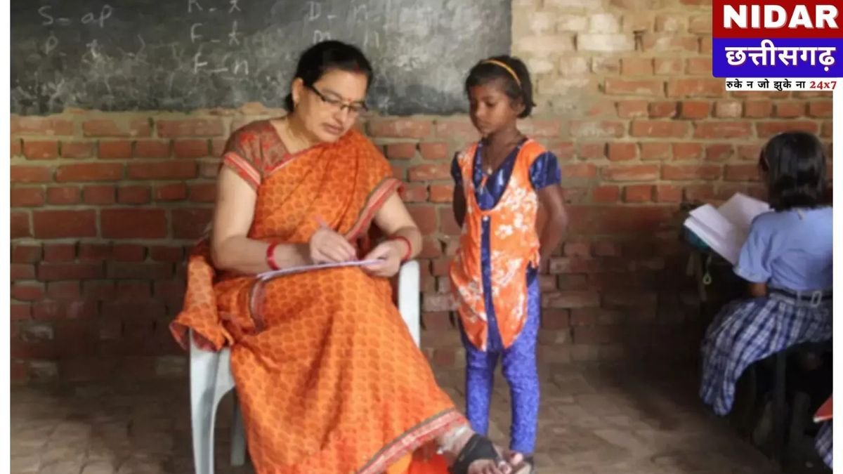 बस्तर का डिजिटल मॉडल बनेगा प्रदेश का मार्गदर्शक, UP में जूनियर हाईस्कूल भर्ती प्रक्रिया में भी मिली राहत उपशीर्षक: बस्तर के स्मार्ट क्लास मॉडल ने तकनीकी शिक्षा की दिशा में खोला नया रास्ता, वहीं UP में 1262 शिक्षकों की भर्ती के लिए बदली गई आवेदन तिथियां बस्तर मॉडल बनेगा पूरे प्रदेश के लिए प्रेरणा छत्तीसगढ़ के बस्तर में विकसित हो रहा डिजिटल मॉडल स्कूल अब पूरे प्रदेश के लिए मार्गदर्शक बनने जा रहा है। आधुनिक तकनीक से सुसज्जित हाई-टेक स्मार्ट क्लास न केवल छात्रों को वैश्विक स्तर की शिक्षा उपलब्ध कराएगा, बल्कि बस्तर को राज्य के शैक्षणिक नक्शे पर नई पहचान दिलाने में भी अहम भूमिका निभाएगा। इस पहल से जुड़े विशेषज्ञ शैलेन्द्र सिंह ठाकुर ने बताया कि यदि राज्य में कोई अन्य संस्था भी ऐसी व्यवस्था विकसित करना चाहती है, तो वे बिना किसी शुल्क के अपनी तकनीकी सेवाएँ देने को तैयार हैं। उनका कहना है कि इस पहल का उद्देश्य बस्तर सहित पूरे छत्तीसगढ़ के शैक्षणिक भविष्य को नई ऊँचाइयों तक पहुँचाना है। शताब्दी वर्ष में मिला नवाचार, तकनीकी शिक्षा का हब बनेगा बस्तर डिजिटल स्मार्ट क्लास का यह मॉडल छात्रों को रोबोटिक्स, ड्रोन तकनीक, आर्टिफिशियल इंटेलिजेंस और आधुनिक शिक्षण साधनों से जोड़ते हुए शिक्षा का नया आयाम प्रदान करेगा। शताब्दी वर्ष में मिला यह नवाचार बस्तर को भविष्य में तकनीकी शिक्षा के हब के रूप में विकसित करने की क्षमता रखता है। UP Teacher Recruitment 2025: जूनियर हाईस्कूल शिक्षकों के लिए राहत उत्तर प्रदेश में अशासकीय सहायता प्राप्त जूनियर हाईस्कूलों में प्रधानाध्यापक और सहायक अध्यापक चयन परीक्षा 2021 से जुड़े अभ्यर्थियों के लिए बड़ी राहत की खबर है। तकनीकी दिक्कतों के कारण ऑनलाइन आवेदन तिथियां स्थगित कर दी गई थीं, जिनके लिए अब नई समय-सारिणी जारी की जाएगी। पहले आवेदन 15 नवंबर से 5 दिसंबर 2025 तक स्वीकार किए जाने थे, लेकिन सर्वर में आई समस्या के चलते प्रक्रिया रोकनी पड़ी। नई तिथियां जल्द ही आधिकारिक पोर्टल पर जारी की जाएंगी, जिसके अनुसार अभ्यर्थी पुनः आवेदन कर सकेंगे। कुल 1262 पदों पर होगी सीधी भर्ती अशासकीय सहायता प्राप्त माध्यमिक विद्यालयों में खाली 1262 पदों पर भर्ती की जाएगी। विषयवार रिक्तियां इस प्रकार हैं— हिन्दी: 240 अंग्रेजी: 145 संस्कृत: 99 विज्ञान-गणित: 455 सामाजिक विषय: 314 इन सभी विषयों के पदों के लिए चयन प्रक्रिया जल्द ही शुरू की जाएगी। जिलों से मांगी गई जानकारी, भर्ती प्रक्रिया होगी तेज माध्यमिक शिक्षा विभाग ने 31 मार्च 2026 तक खाली होने वाले संभावित पदों की सूची भी जिलों से मांगी है। सभी जिलों को निर्देश दिया गया है कि दो दिनों के भीतर सत्यापित और अद्यतन ब्योरा उपलब्ध कराएं। माध्यमिक शिक्षा निदेशक डॉ. महेंद्र देव ने