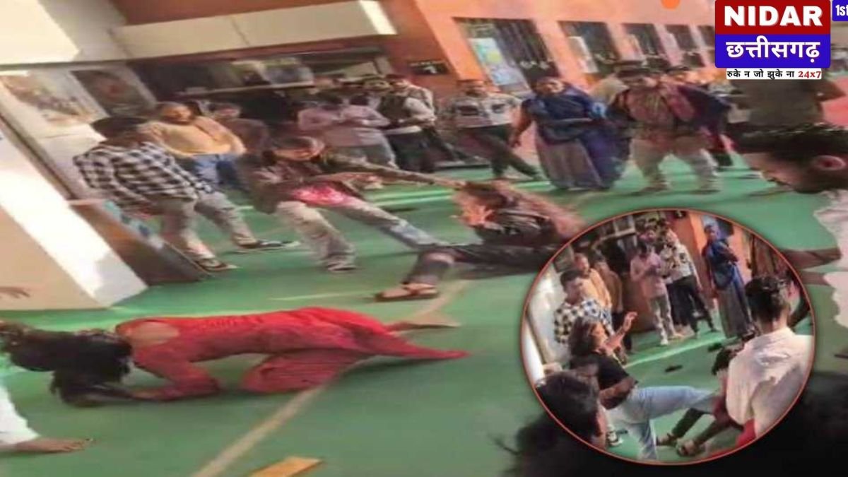 सिनेमा हॉल बना 'अखाड़ा'! लड़कियों ने एक-दूसरे को बाल पकड़कर जमीन पर घसीटा, बॉयफ्रेंड को बुलाकर पिटवाया