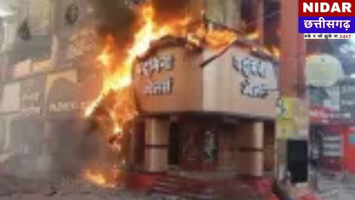 SS Plaza Fire: पावर हाउस रोड के एस एस प्लाजा में भीषण आग, पद्मिनी ज्वेलर्स समेत कई दुकानें जलकर खाक, मचा हड़कंप